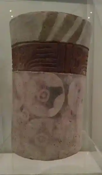 Ceramic vase with cross design